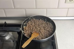 название картинки Картофель с фаршем и помидорами в духовке запеканка