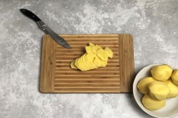 название картинки Картофель с фаршем и помидорами в духовке запеканка