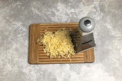 название картинки Картофель с фаршем и помидорами в духовке запеканка