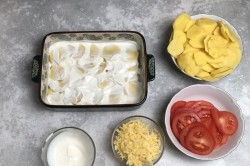 название картинки Картофель с фаршем и помидорами в духовке запеканка