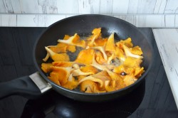 название картинки Картошка в сливках с лисичками и сыром в духовке