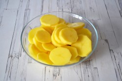 название картинки Картошка в сливках с лисичками и сыром в духовке