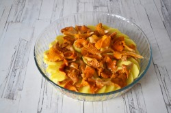 название картинки Картошка в сливках с лисичками и сыром в духовке