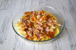 название картинки Картошка в сливках с лисичками и сыром в духовке