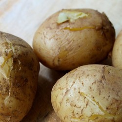 Картофель с солью в мундире в микроволновке