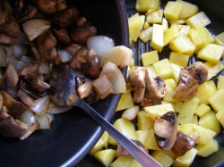 Картофель тушеный с грибами