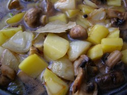 Картофель тушеный с грибами