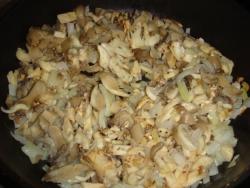 Картофель в беконе с начинкой в духовке из грибов с луком