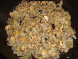 Картофель в беконе с начинкой в духовке из грибов с луком