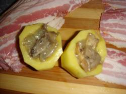Картофель в беконе с начинкой в духовке из грибов с луком