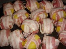 Картофель в беконе с начинкой в духовке из грибов с луком