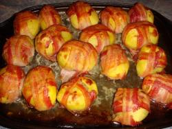 Картофель в беконе с начинкой в духовке из грибов с луком
