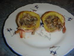 Картофель в беконе с начинкой в духовке из грибов с луком