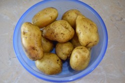 Картофель в кожуре запеченный в духовке по деревенски