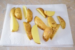 Картофель в кожуре запеченный в духовке по деревенски