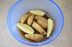 Картофель в кожуре запеченный в духовке по деревенски