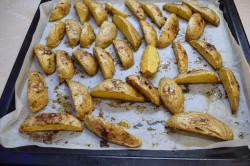 Картофель в кожуре запеченный в духовке по деревенски