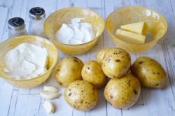 Отварная картошка запеченная в духовке с сыром - шаг 1