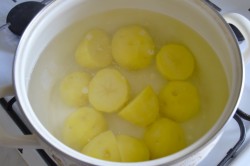 Отварная картошка запеченная в духовке с сыром - шаг 3