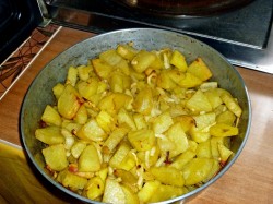 Картофель, запеченный с луком в духовке