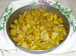 Картофель, запеченный с луком в духовке