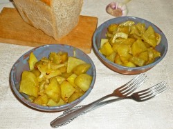 Картофель, запеченный с луком в духовке