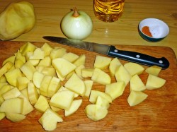 Картофель, запеченный с луком в духовке