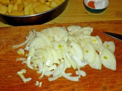 Картофель, запеченный с луком в духовке