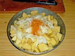 Картофель, запеченный с луком в духовке