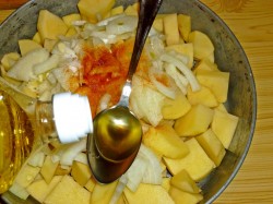 Картофель, запеченный с луком в духовке