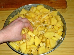 Картофель, запеченный с луком в духовке