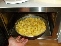 Картофель, запеченный с луком в духовке