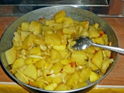 Картофель, запеченный с луком в духовке