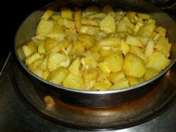 Картофель, запеченный с луком в духовке