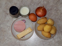 Картофельная запеканка с колбасой