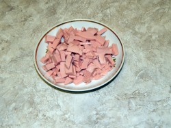 Картофельная запеканка с колбасой