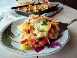 Картофельная запеканка с колбасой
