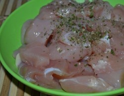 Картофельная запеканка со сметаной и яйцом из куриных грудок - шаг 1 Картофельная запеканка со сметаной и яйцом из куриных грудок - шаг 1