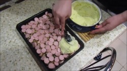 название картинки Картофельная запеканка с сосисками и грибами