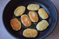 Картофельные котлеты классические на сковороде - шаг 6 Картофельные котлеты классические на сковороде - шаг 6