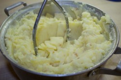 Картофельное пюре с луком - шаг 8