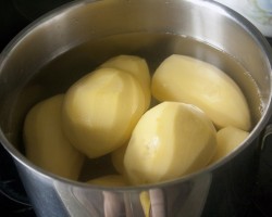 Картофельные гнезда с курицей в духовке - шаг 2