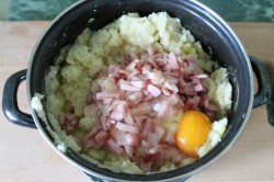 Картофельные колбаски с ветчиной