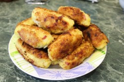 Картофельные колбаски с ветчиной