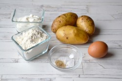 Оладьи из картофельного пюре на сметане - шаг 1 Оладьи из картофельного пюре на сметане - шаг 1