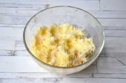 Оладьи из картофельного пюре на сметане - шаг 2 Оладьи из картофельного пюре на сметане - шаг 2