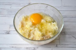Оладьи из картофельного пюре на сметане - шаг 3 Оладьи из картофельного пюре на сметане - шаг 3