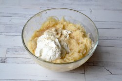 Оладьи из картофельного пюре на сметане - шаг 4 Оладьи из картофельного пюре на сметане - шаг 4