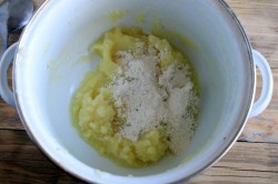 Картофельные пирожки жареные на сковороде