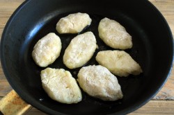 Картофельные пирожки жареные на сковороде